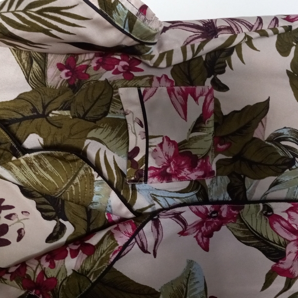 TOMMY BAHAMA Cropped Button Down Shirt Top Silky - Picture 2 of 4